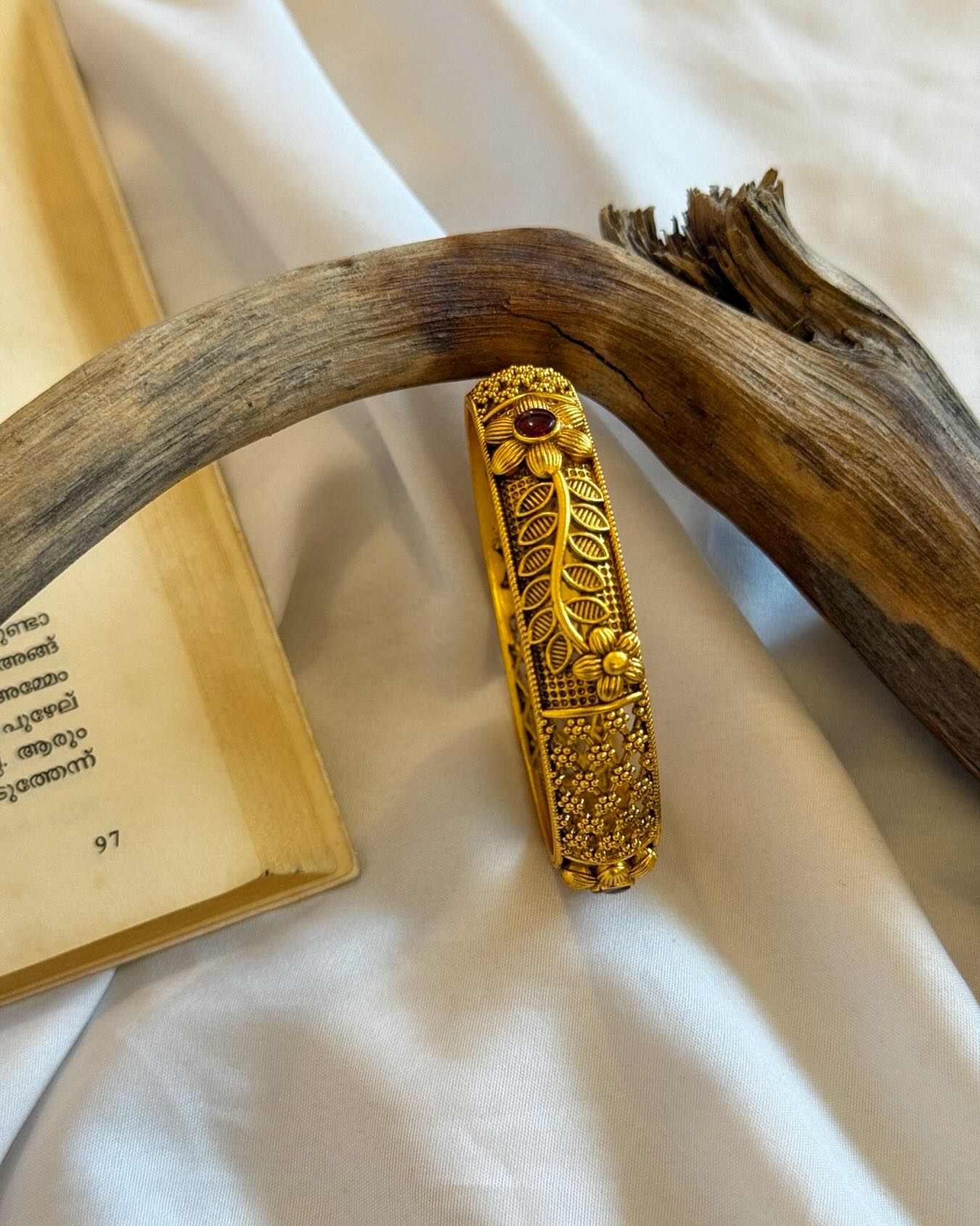 Flower Motif With Ruby Stone Single Gold Bangles