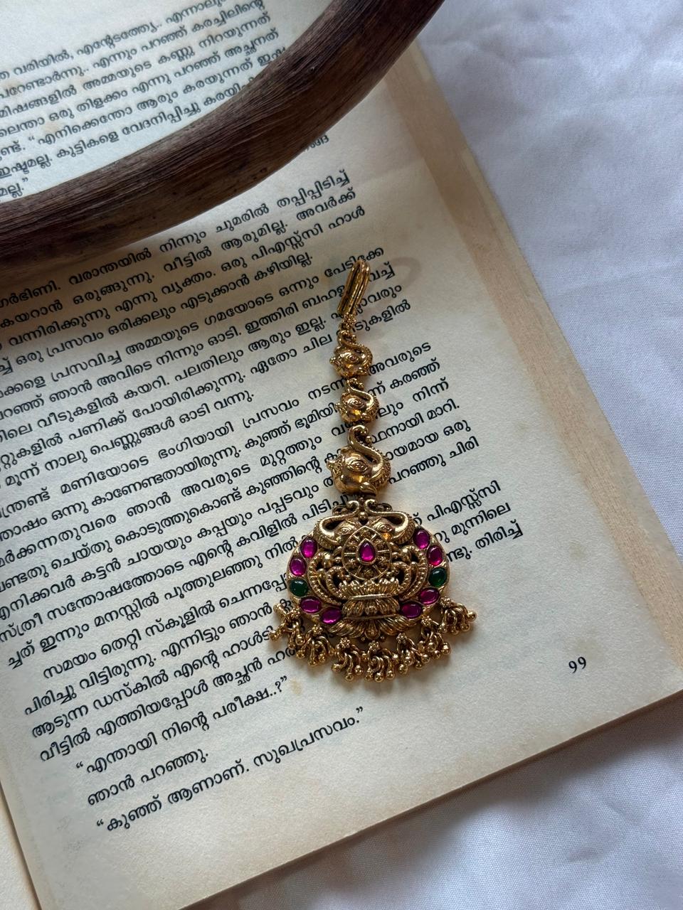 Jadau Kundan Elephant Motif With Golden Drops Maanga Tikka