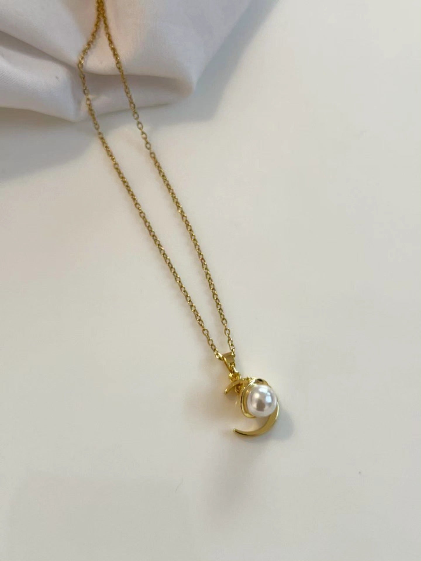 Anti-Tarnish Stainless Steel Single Layer Moon And Pearl Chain