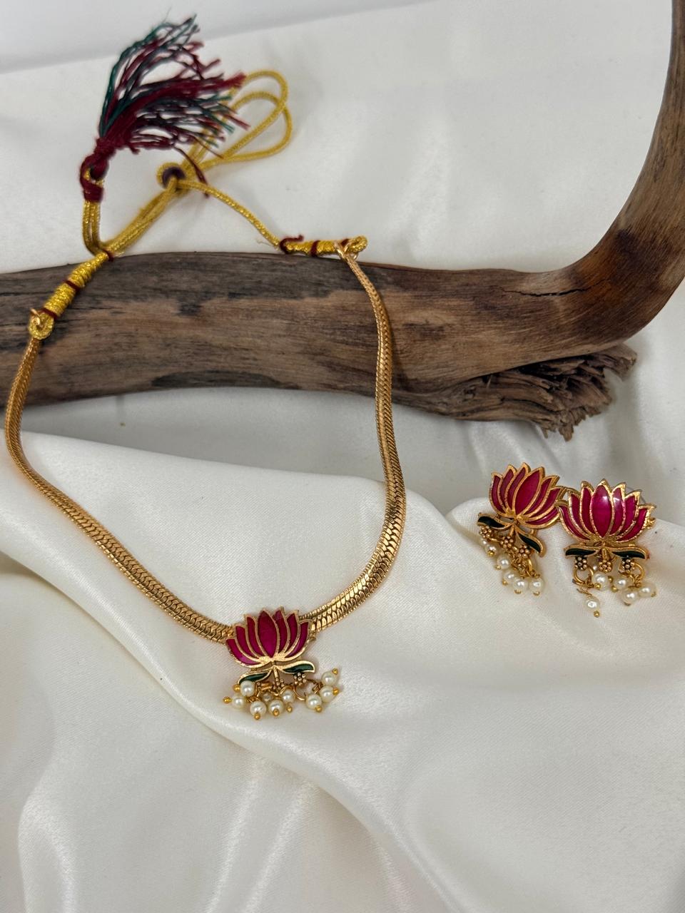 Single Lotus Choker With Earrings
