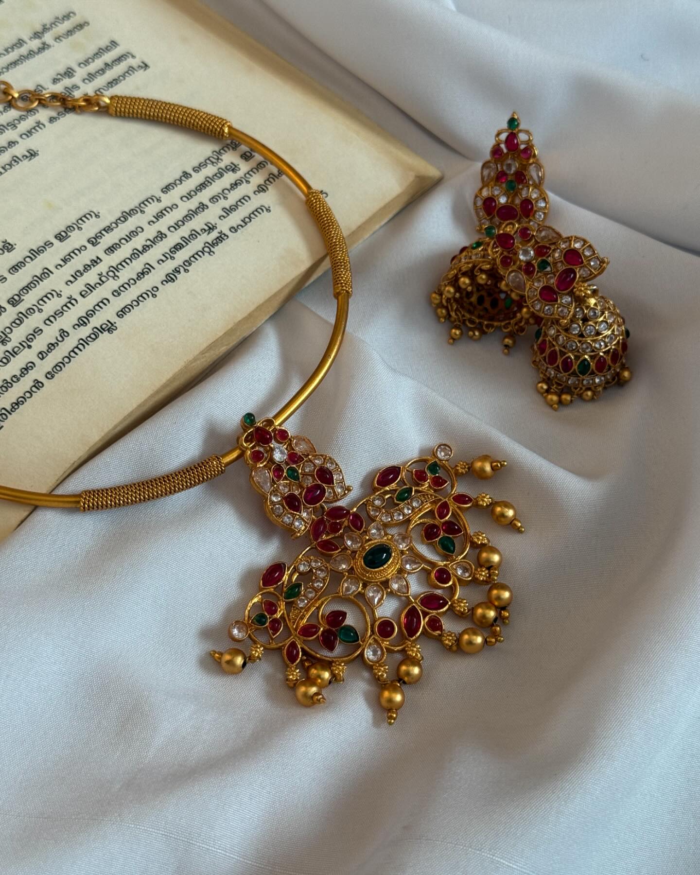 Multicolor Pendant Hasli Choker With Earrings