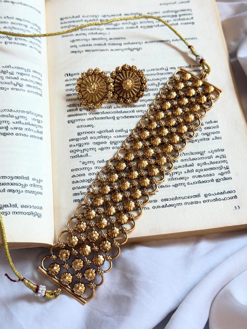 Golden Flower Choker With Earrings