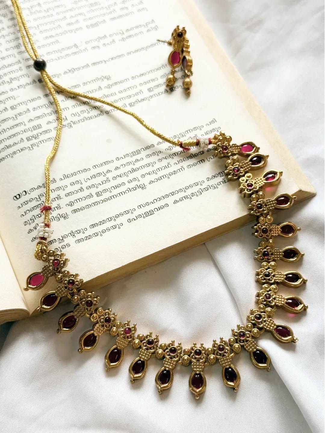 Oval Palakka Necklace With Earrings