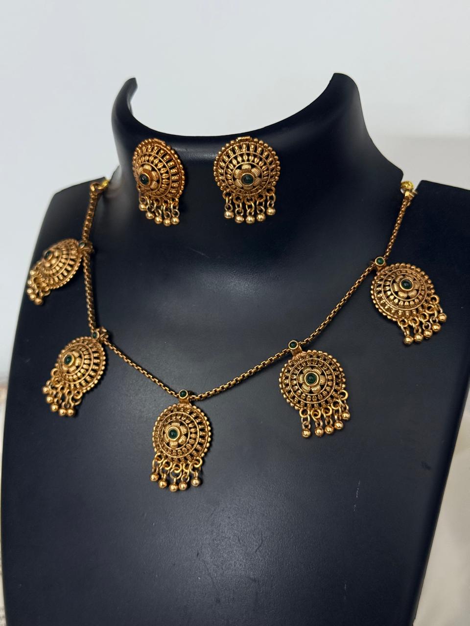 Green Stone Round Pendants In Thin Chain Necklace With Earrings