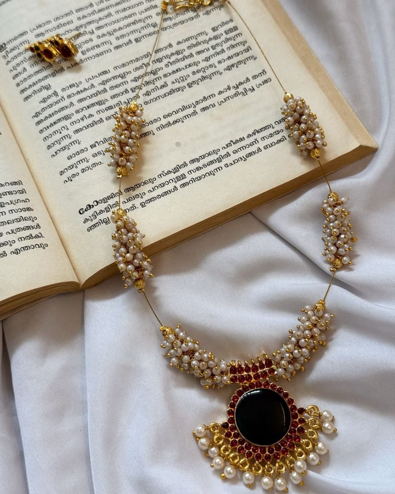 Kemp Pendant With Pearl Bunch Handmade Necklace With Earrings