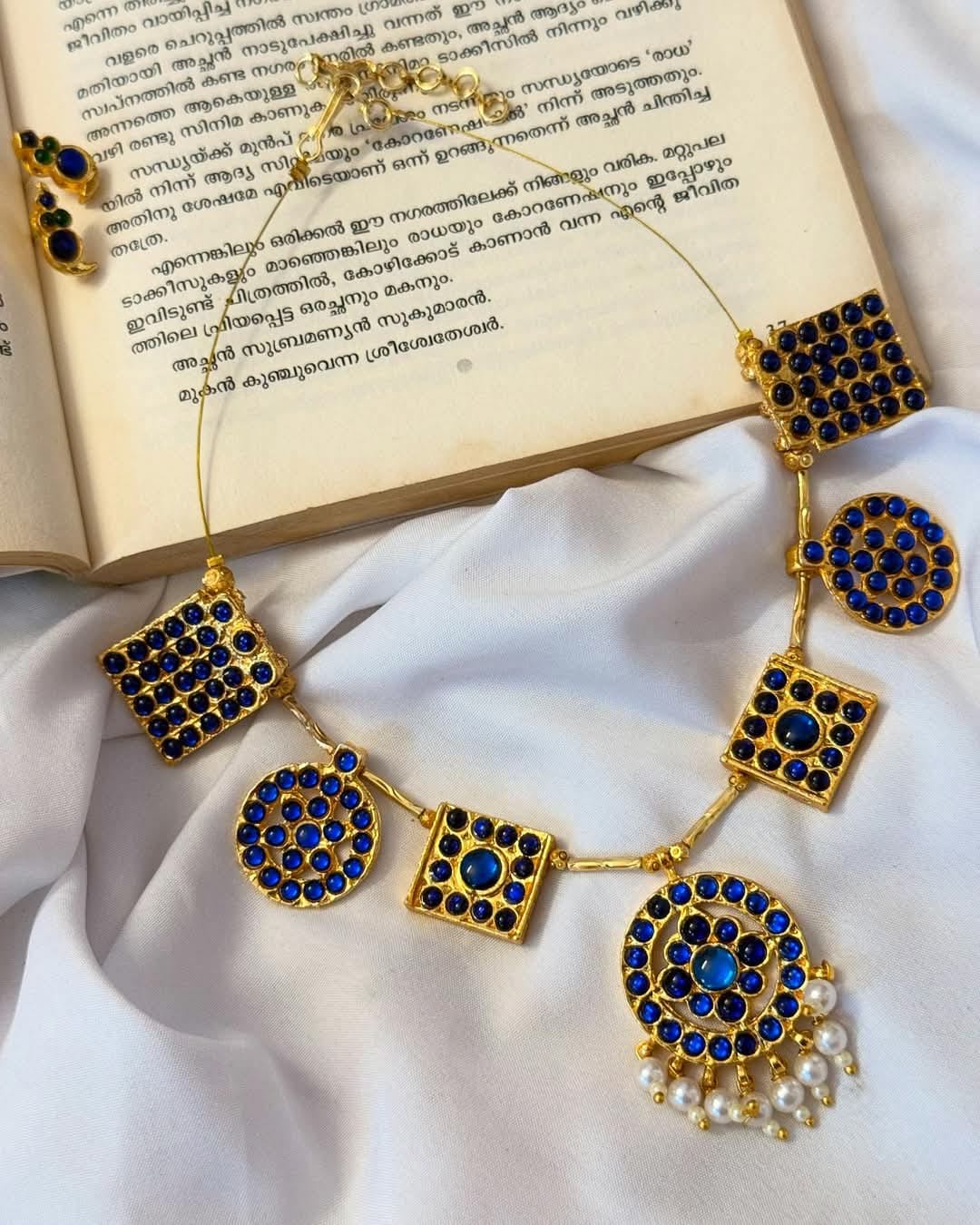 Blue Kemp Pendant Necklace With Earrings