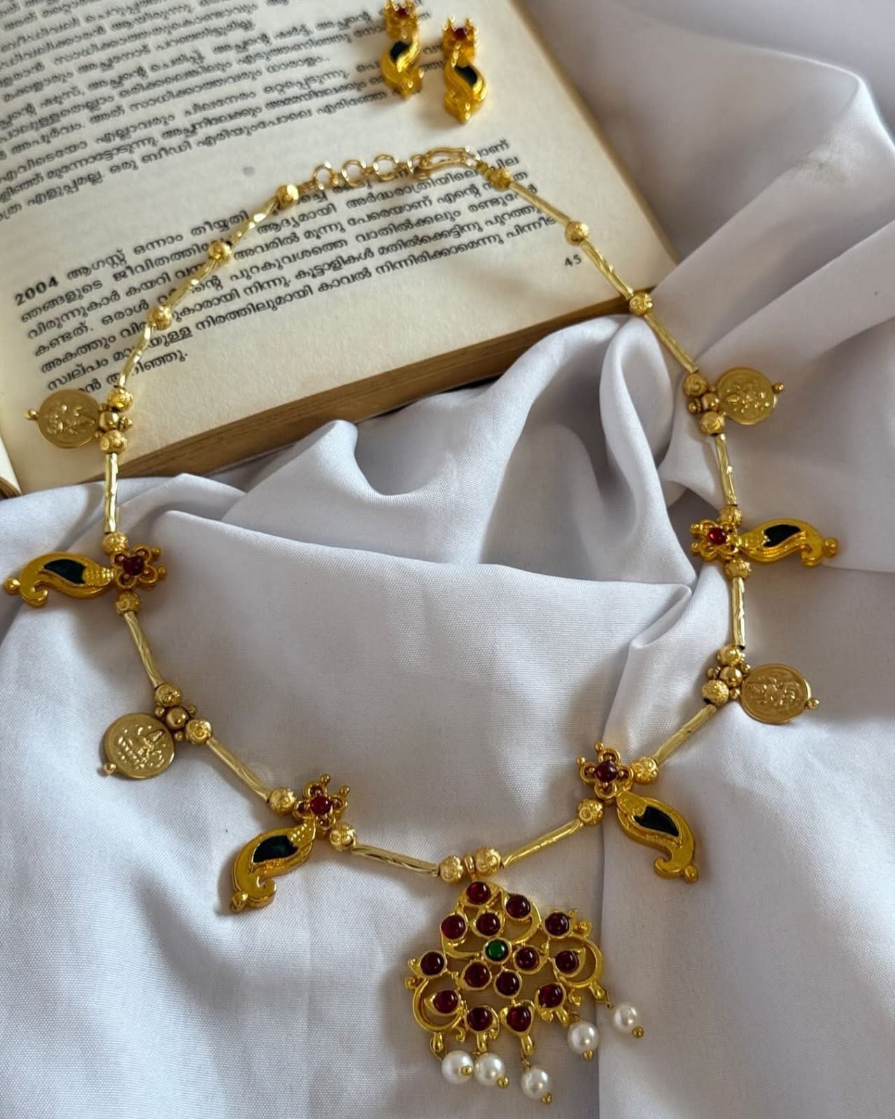 Kemp Pendants And Laksmi Coins Handmade Necklace With Earrings