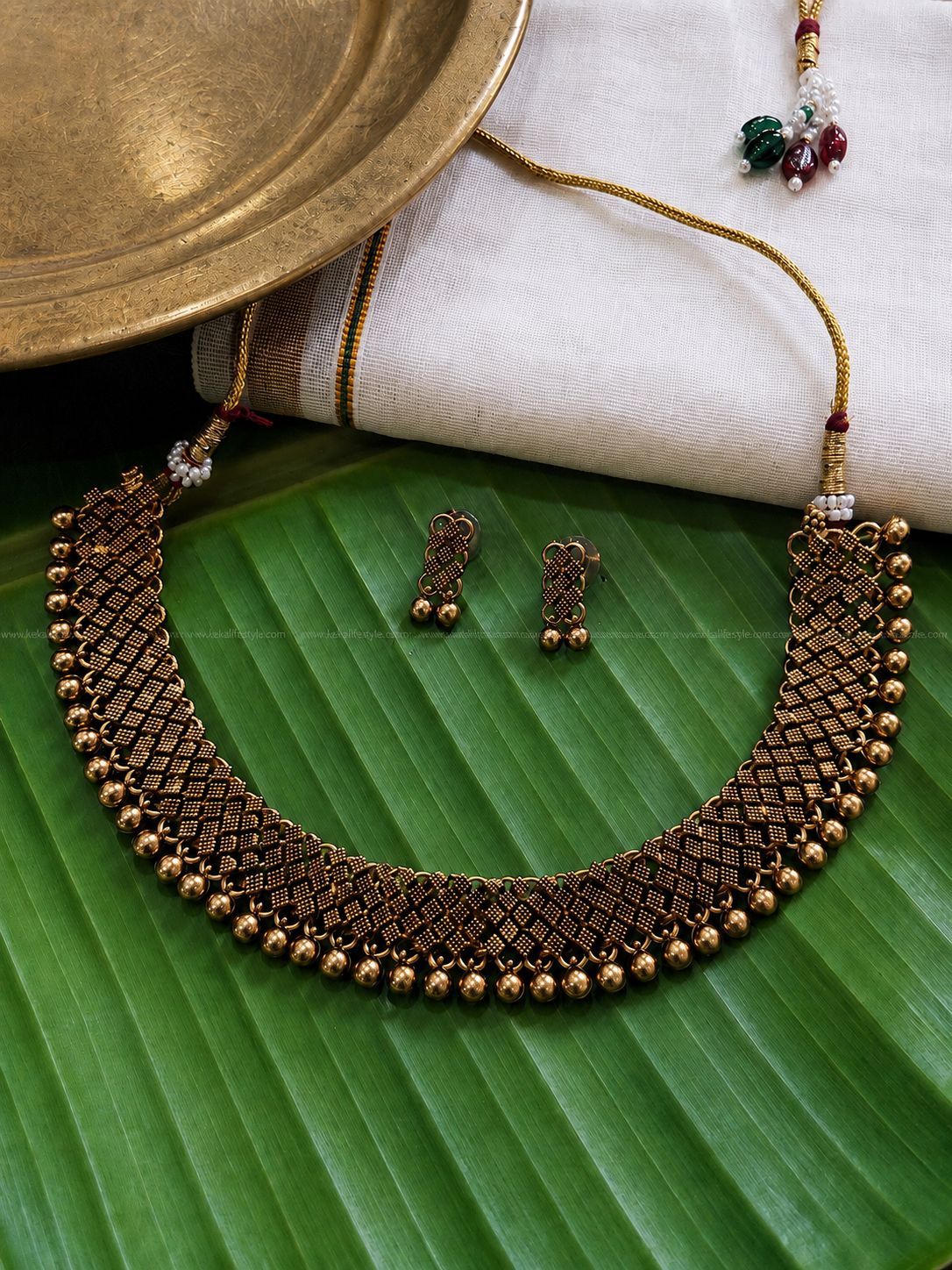 Gold antique necklace with earrings