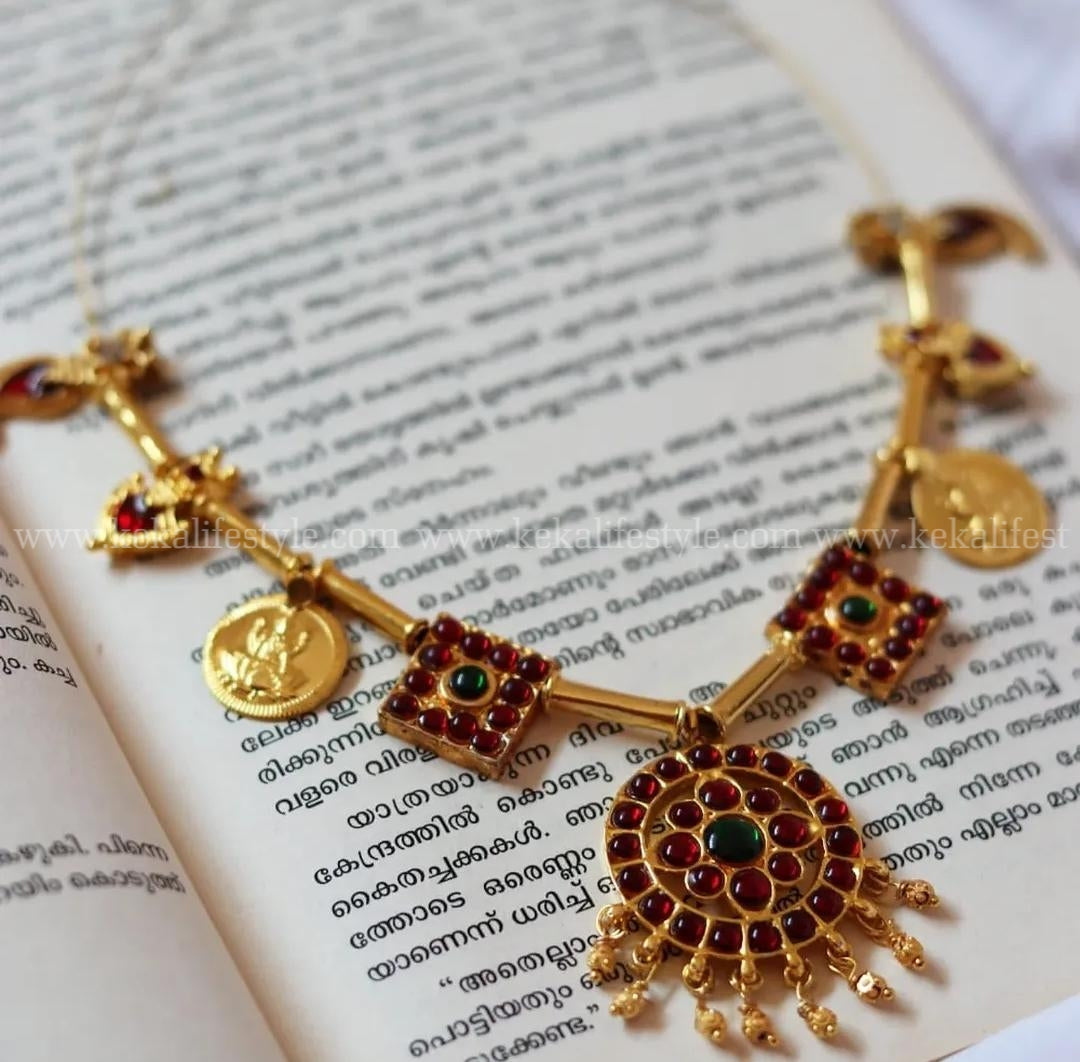 Multi pendant necklace with earrings