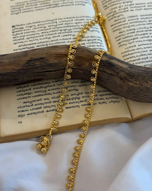 Round Stone Drops In Chain Gold Anklets