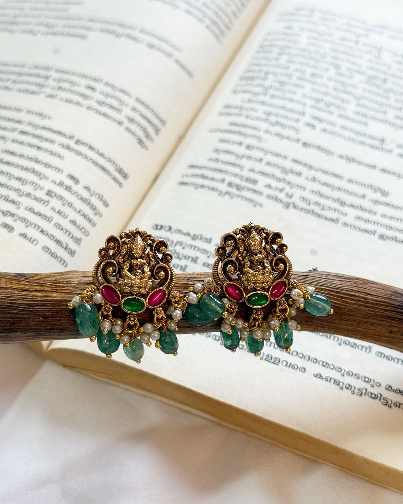 Jadau Kundan With Beads Hangings Gold Polished Earrings