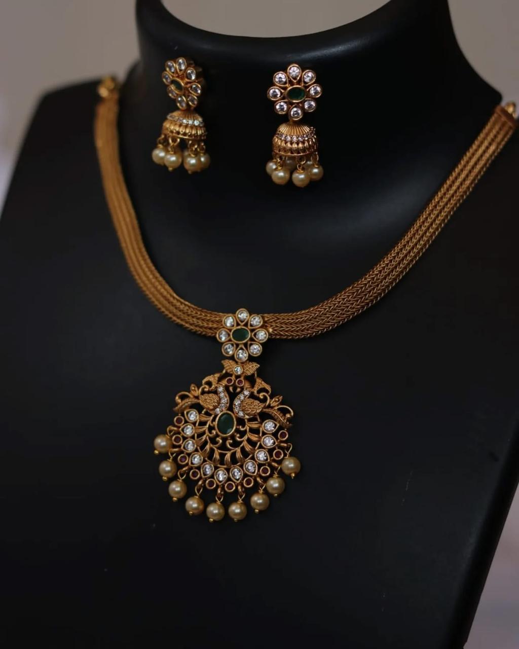 Non Idol Pendant In Kasavu Chain Choker With Earrings