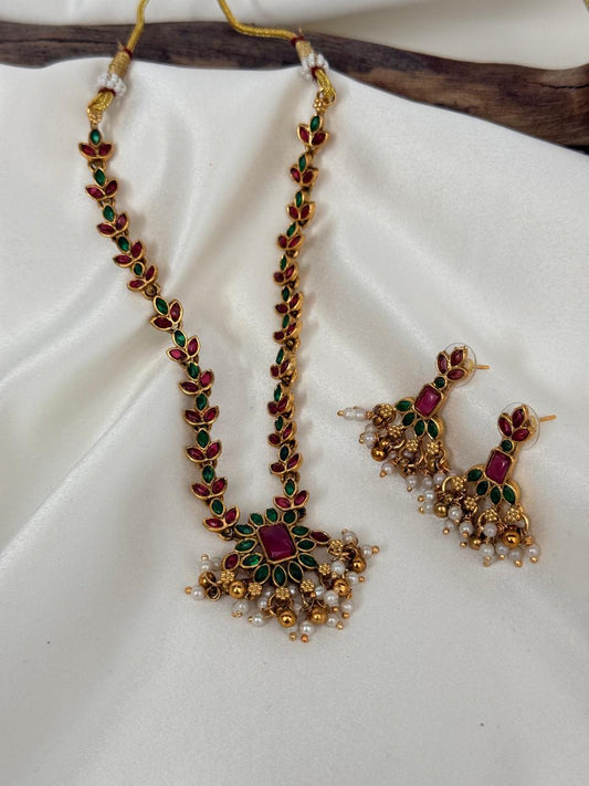 FLOWER  WITH GUNGROO HANGINGS NECKLACE WITH EARRINGS