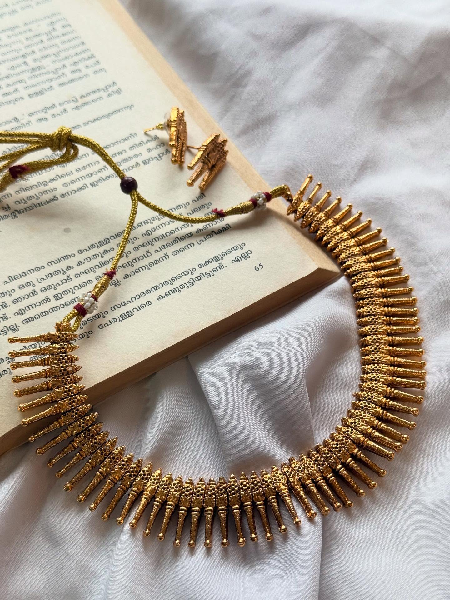 Mullamott Necklace With Earrings