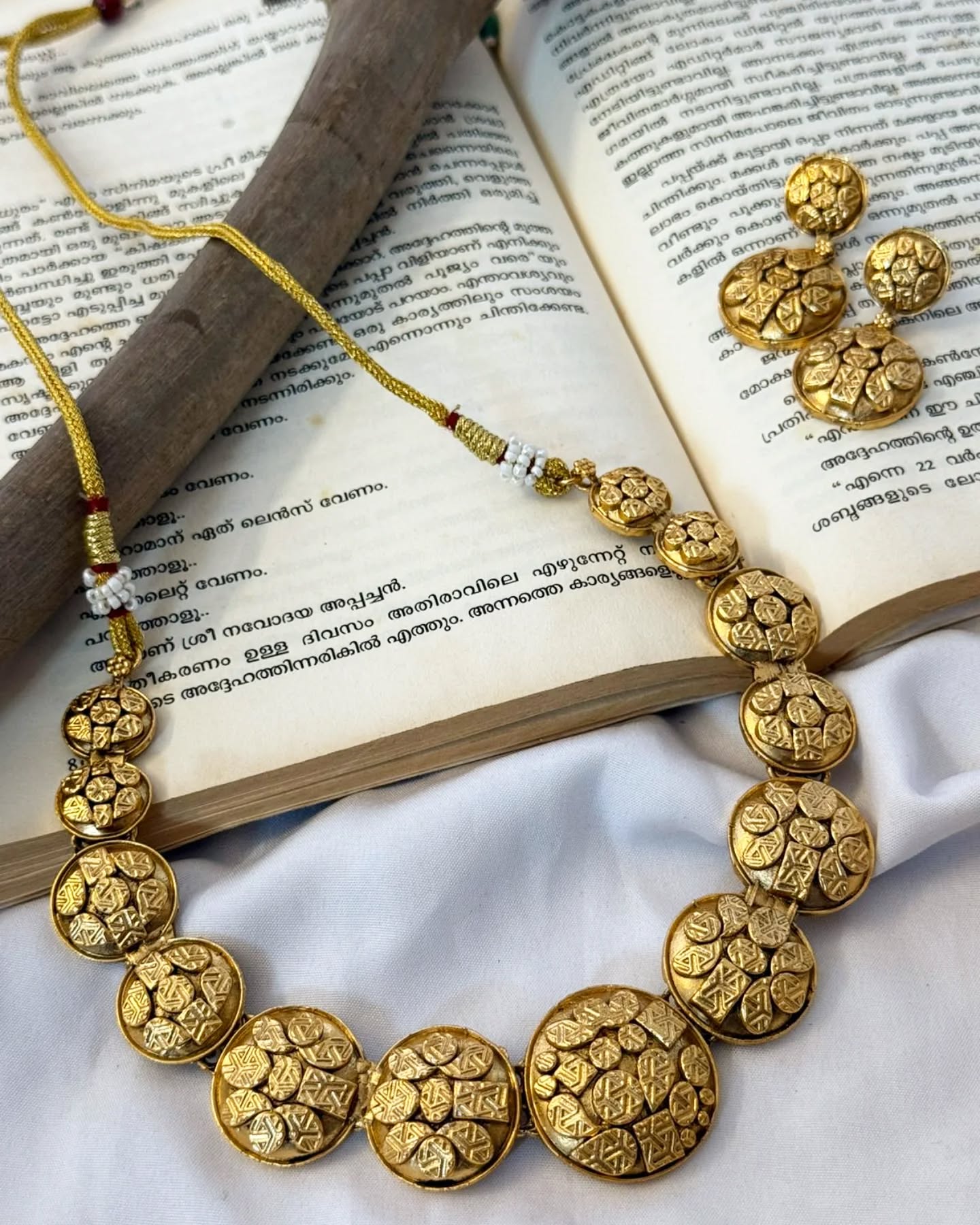 Round Pendant Necklace With Earrings