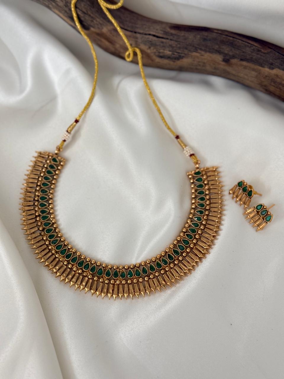 Emerald Mullamott Necklace With Earrings