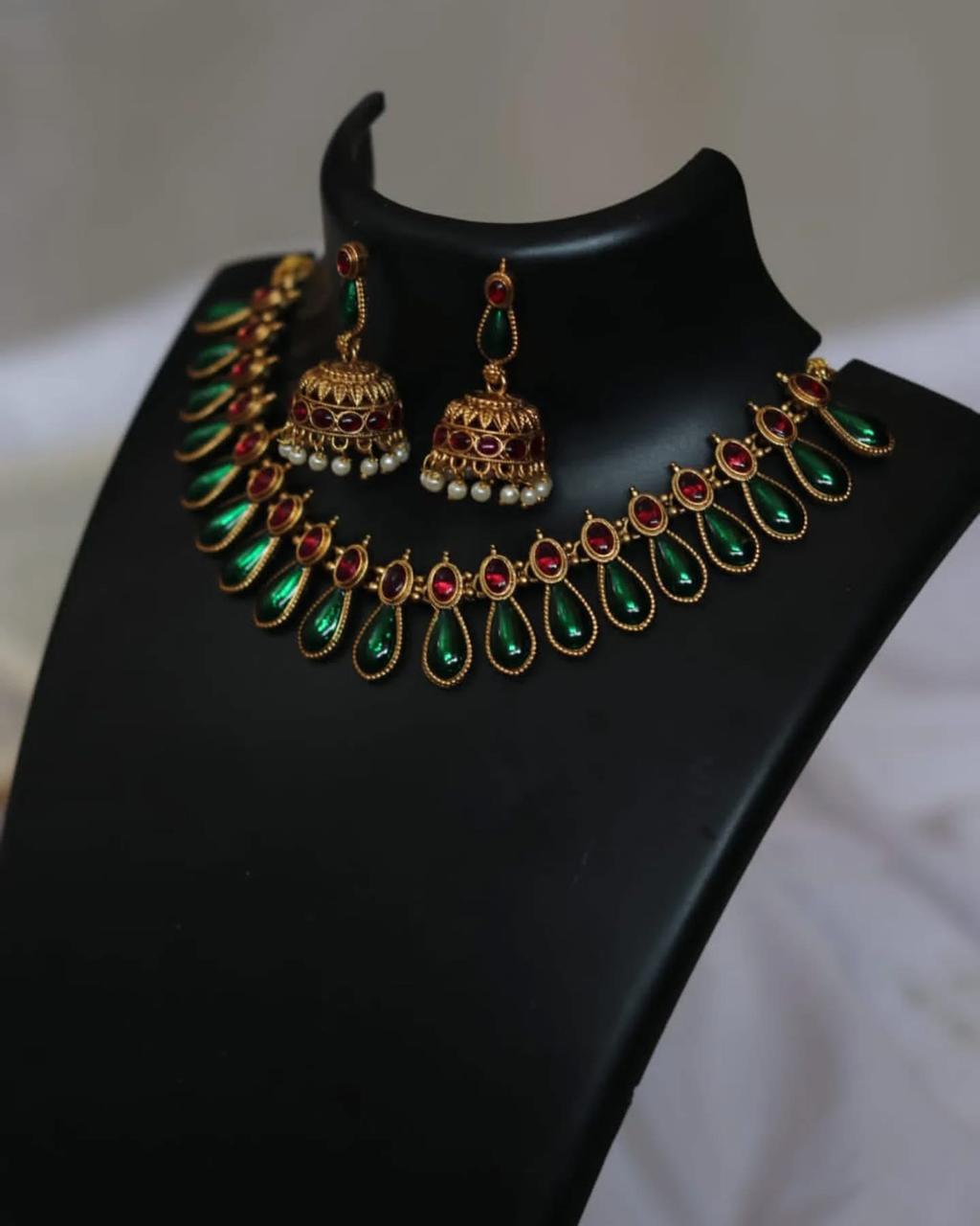 Oval Palakka Necklace With Earrings