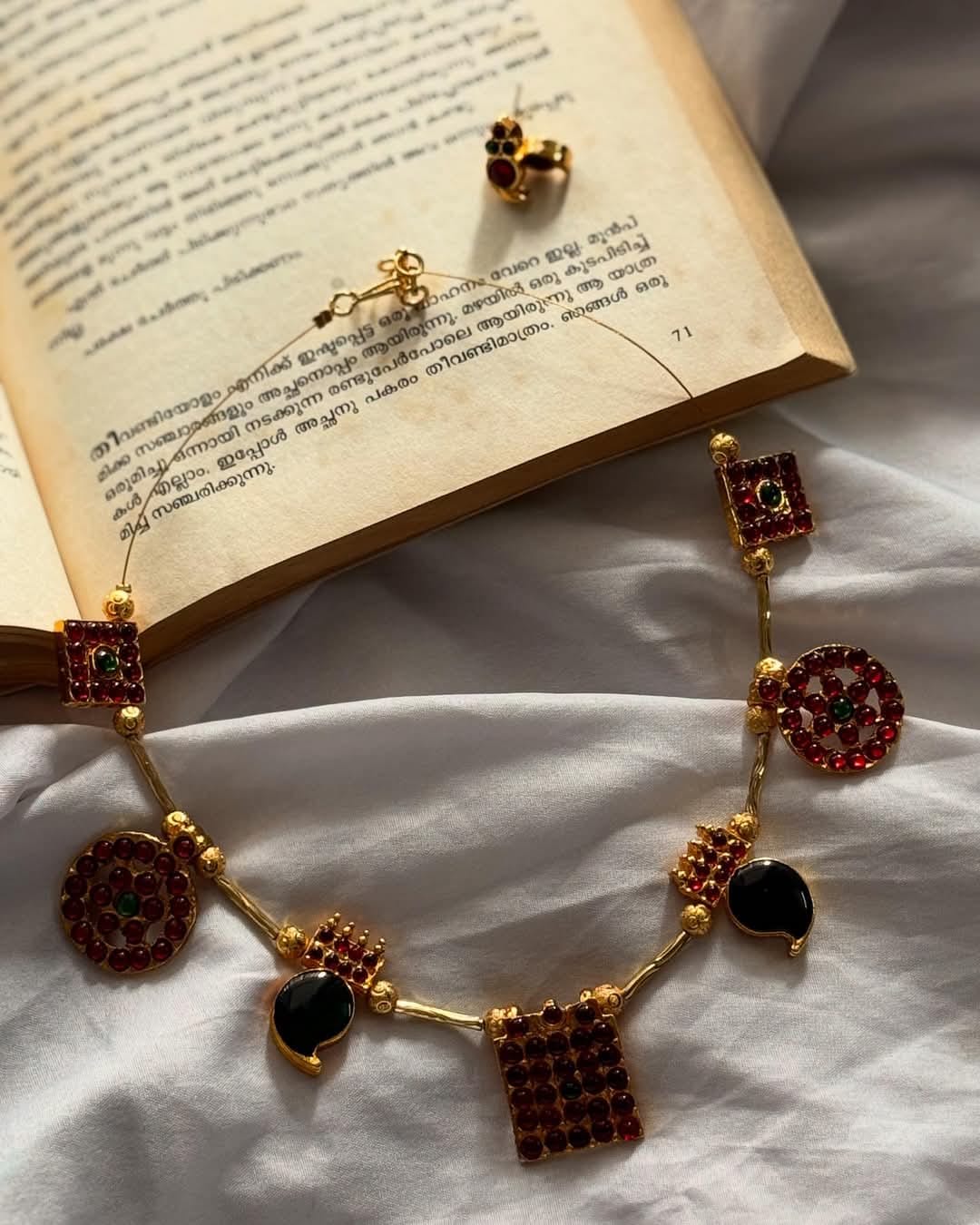 Multiple Kemp Pendants In Tube Chain Necklace With Earrings